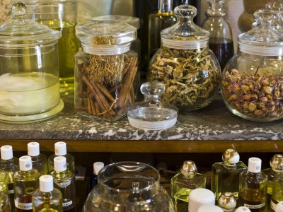 50 распространенных парфюмерных ингредиентов: Запахи и происхождение